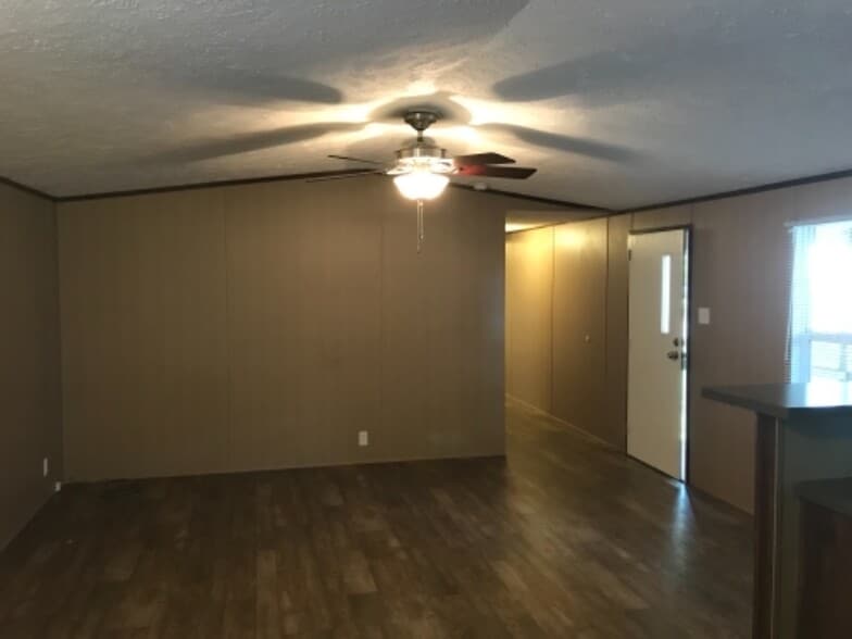 Building Photo - 833 Lovell Rd
