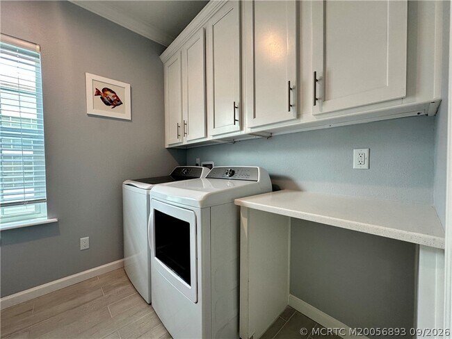 Building Photo - 397 NE Cabana Way