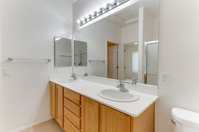 Building Photo - Spacious & Bright 3-Bed Home in Desirable ...
