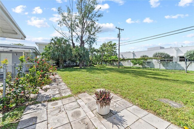 Building Photo - 1127 NE 5th Ave