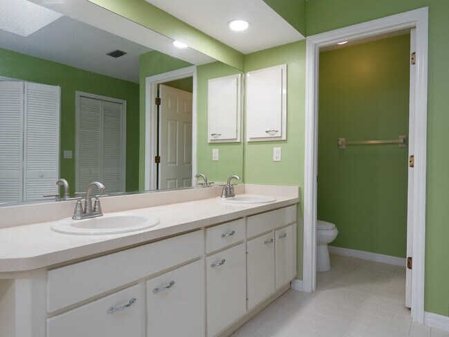 Building Photo - Enjoy Florida living in this spacious 3BR/...