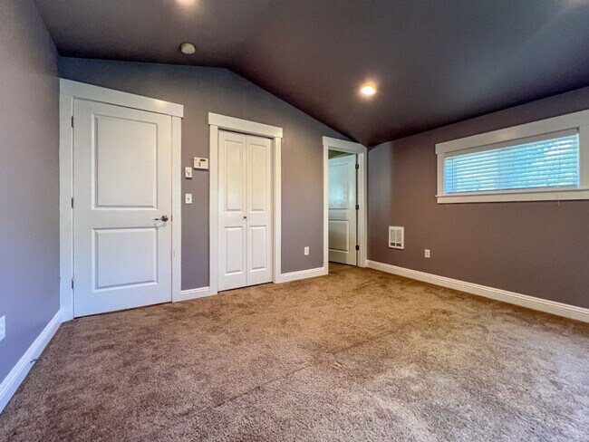 Building Photo - 2Bd/3Ba Seattle Townhouse
