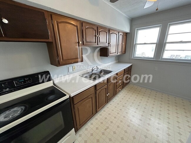 Building Photo - 1202 Walnut-