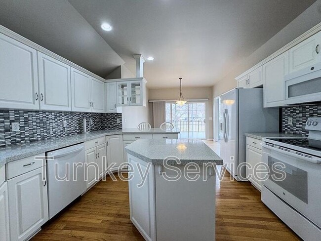 Building Photo - 717 Villa Plaza