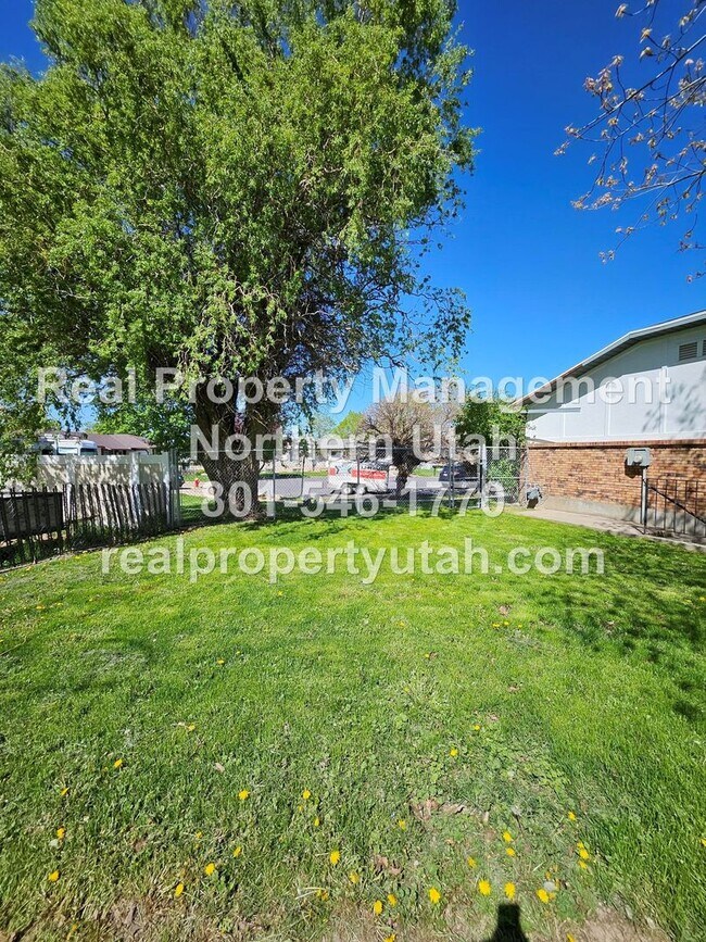 Building Photo - Lovely 5 Bedroom Home in Layton Available Now!