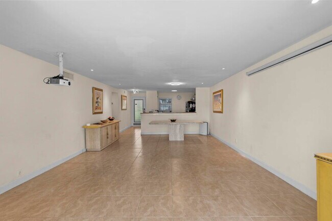 Building Photo - 300 NE 26th Ave