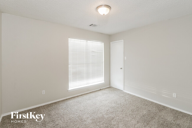Building Photo - 2500 Crystal Falls Dr