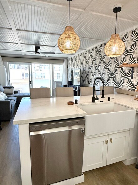 Building Photo - 2421 Ala Wai Blvd