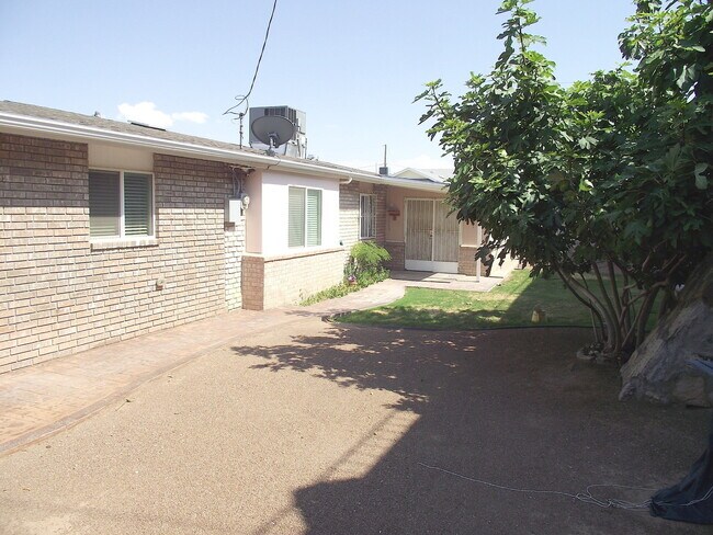 Building Photo - Northeast El Paso 3 Bed Refrig A/C w/Mount...