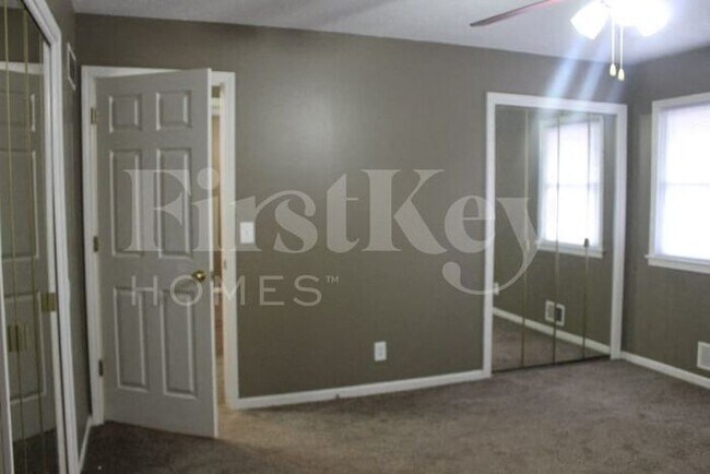Building Photo - 1343 SW Horizon Dr