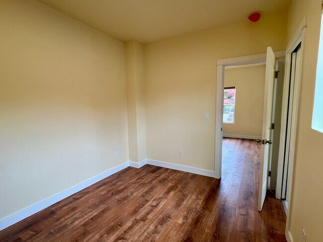 Building Photo - Fully Remodeled 1 BD + Loft
