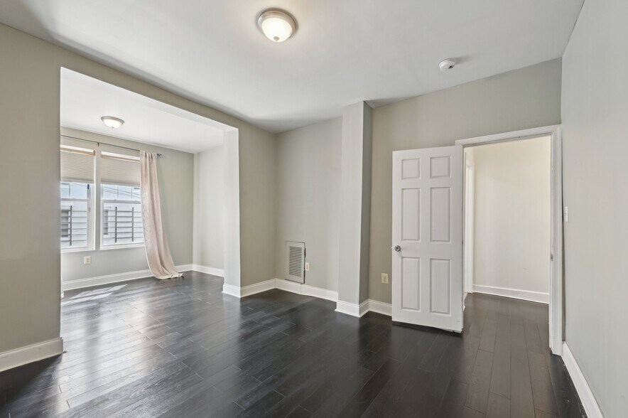 Master bedroom with den attached - 2431 Linden Ave
