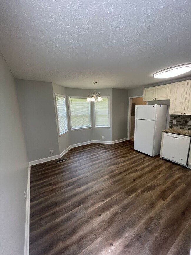 Building Photo - Comfortable 4-Bedroom Home in a Convenient...