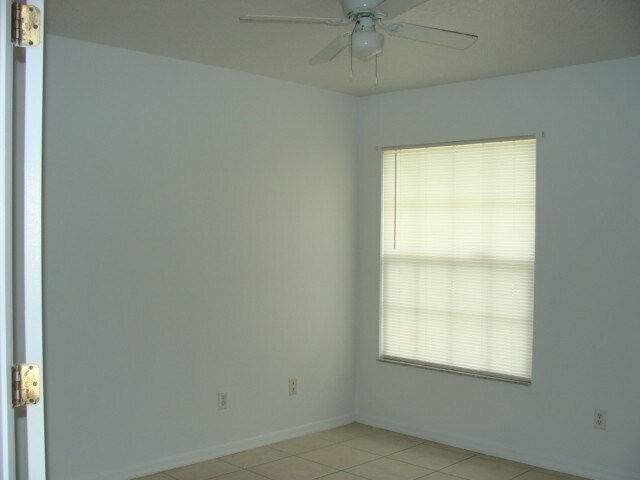 Building Photo - 3 Bed/2 bath 2 Car July 1 st  Call Carole ...