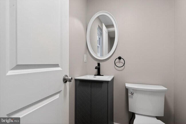 Building Photo - 325 Monmouth St