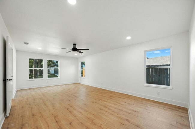 Building Photo - 508 W White Ave