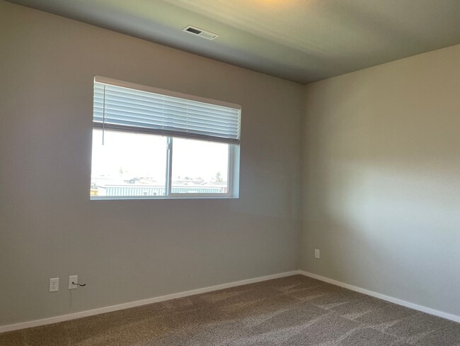 Building Photo - Newer-Very Nice 2 Bedroom 1 Bath Upstairs Noise Free Apartment****HALF OFF FIRST FULL MONTHS RENT...