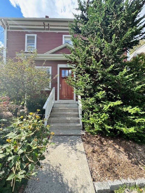 Building Photo - 19 Rockview St