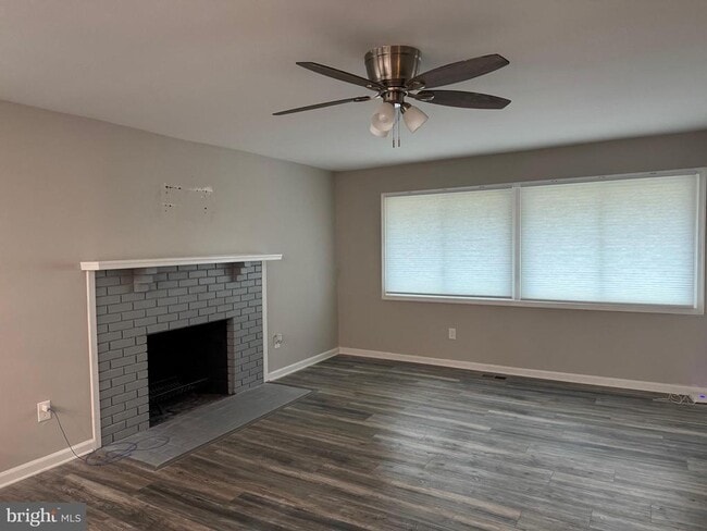 Building Photo - 933 Golden W Way