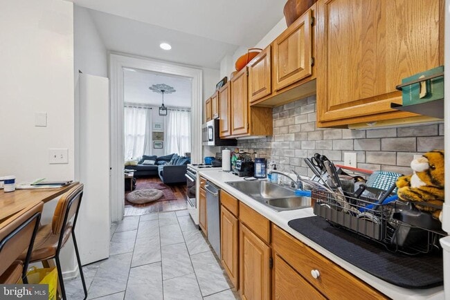 Building Photo - 1731 Bainbridge St