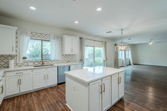 Building Photo - 2744 E Donato Dr