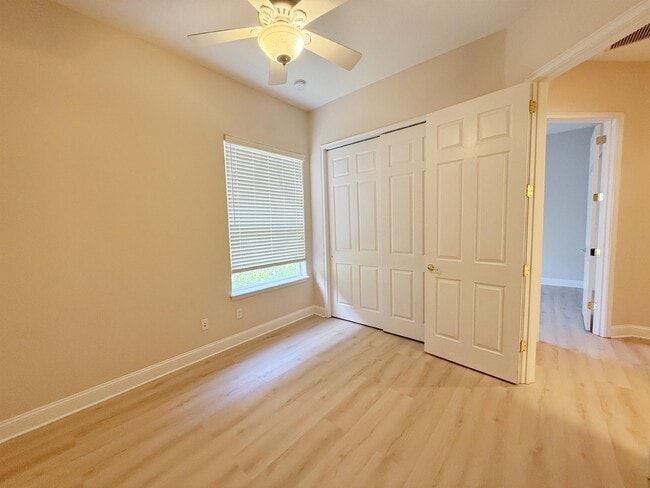Building Photo - 157 W Village Dr