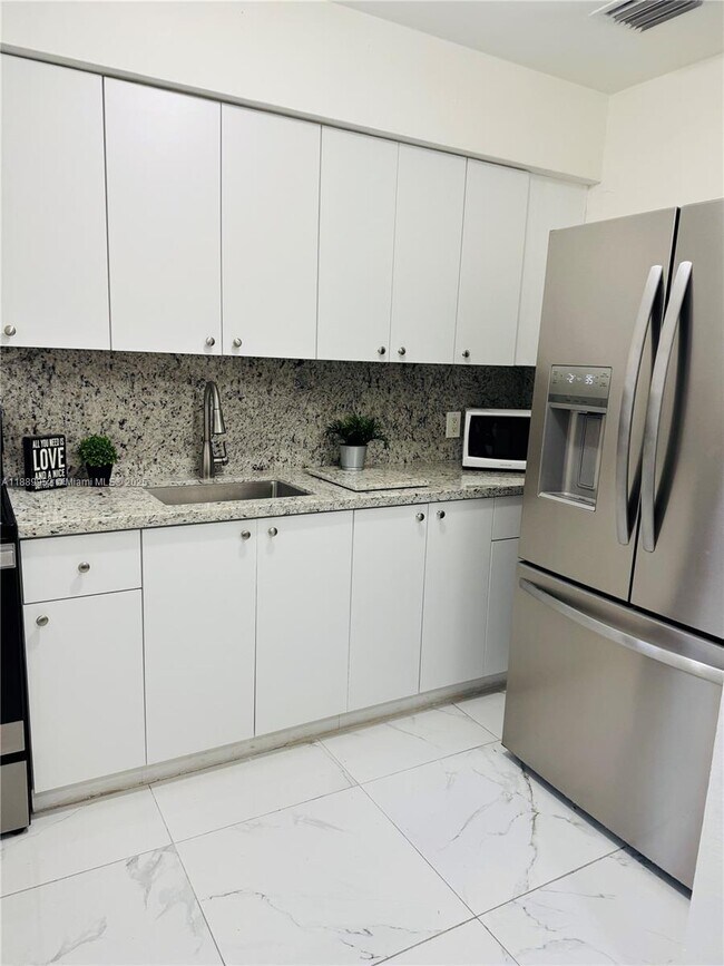 Building Photo - 3175 SW 27th Terrace