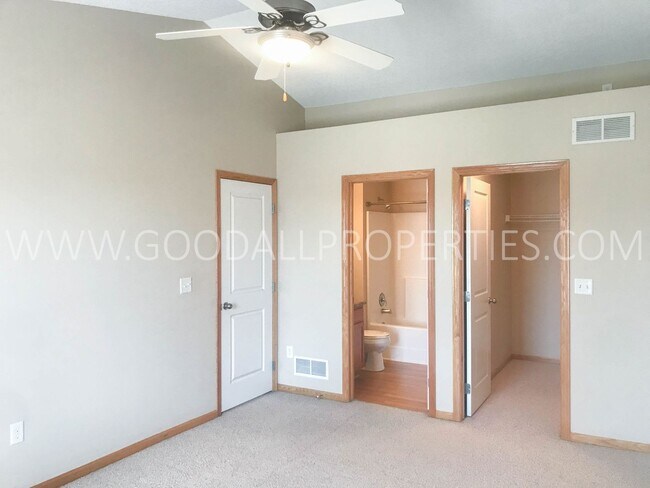 Building Photo - 2 Bedroom, 2.5 Bath Townhome in Urbandale with an attached two car garage.