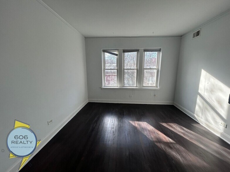 Building Photo - 7348 N Damen Ave