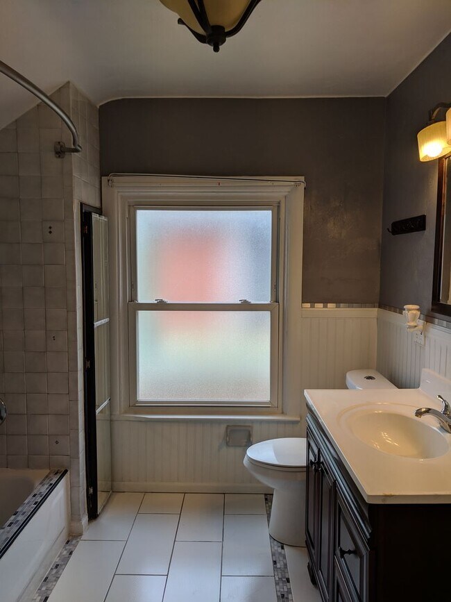 Building Photo - AWESOME 3-BDRM + GARAGE IN DESIRABLE SUNNY...