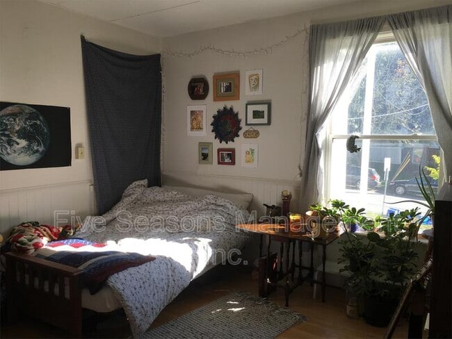 Building Photo - 134 Buell St