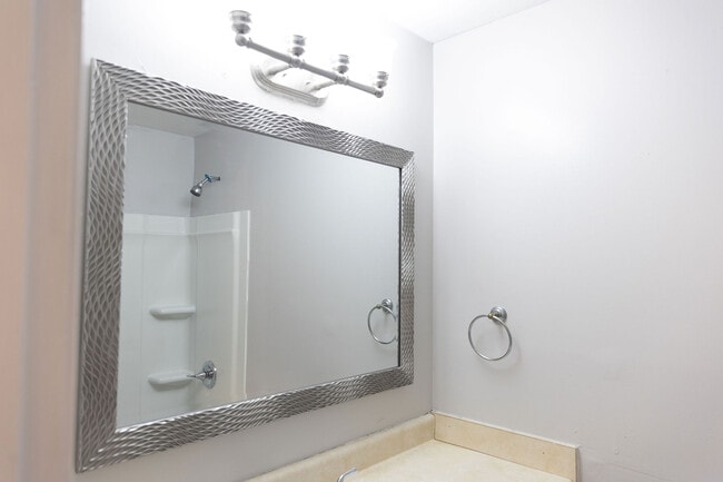 Full Bath - 2558 Crestleigh Mnr