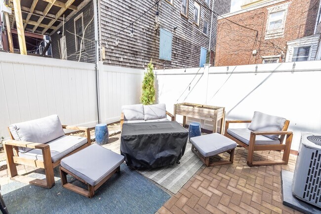 Building Photo - 171 H St