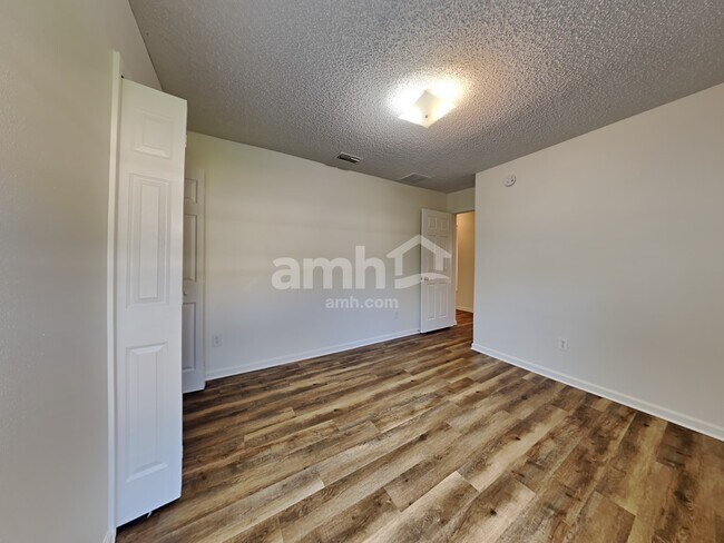 Building Photo - 2661 Fox Creek Dr E