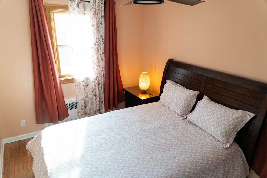 Building Photo - 1042 E 93rd St