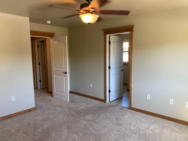 Building Photo - 3 Bedroom, End Unit, Condo in Bozeman