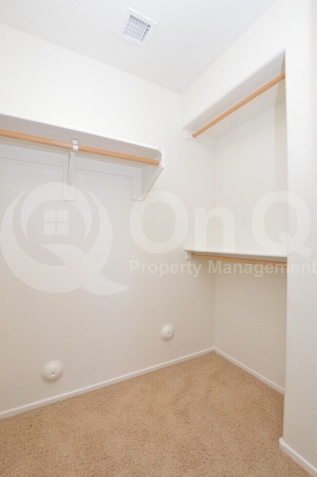 Building Photo - 3105 E Vallejo Dr