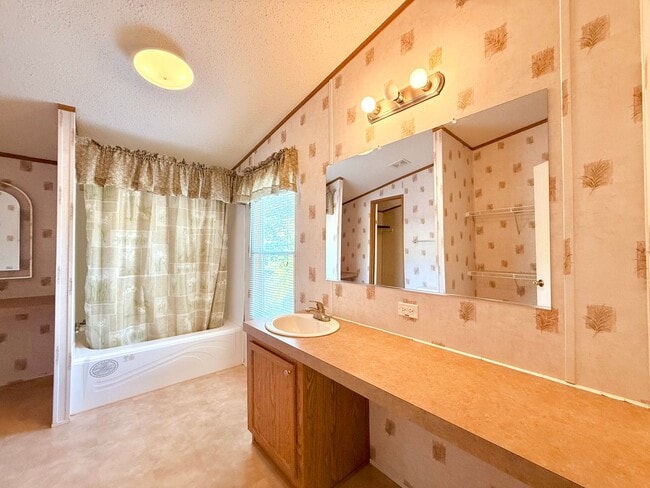 Building Photo - The Home You’ve Been Searching For!