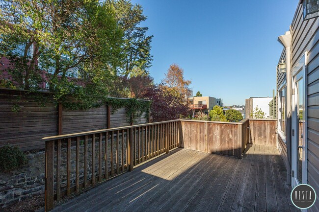 Building Photo - ELEGANT 3BD/2BA NOE VALLEY HOME WITH PRIVA...