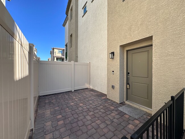 Building Photo - FREE INTERNET - NEW 3 BED 3 BATH TOWNHOUSE...