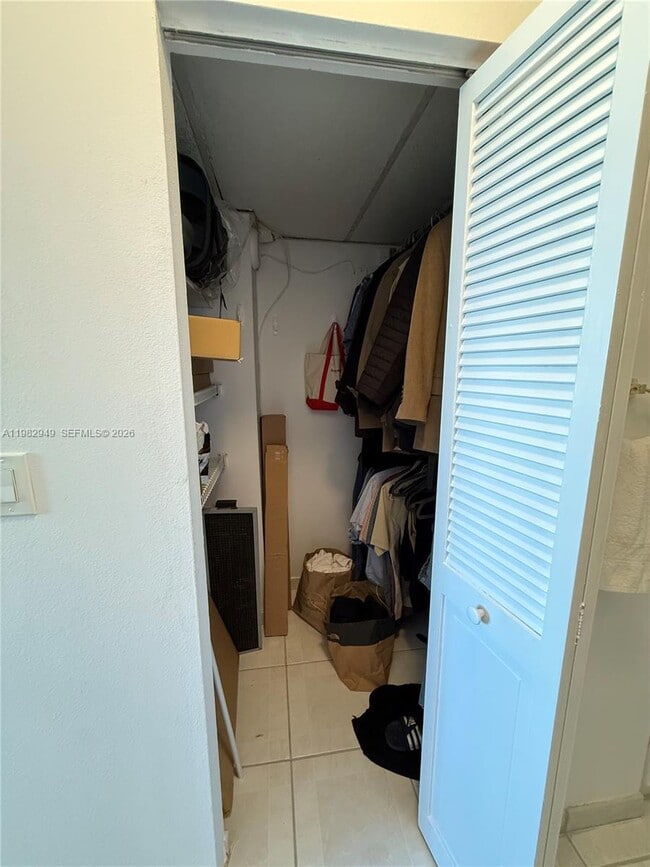 Building Photo - 500 Bayview Dr