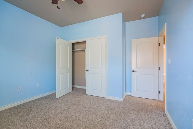Building Photo - Modern 4 Bedroom 2 Bath Home!
