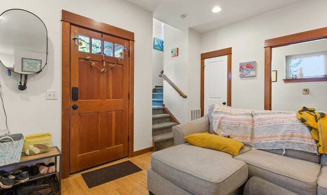 Building Photo - Bright & stylish end-unit 2 Bedroom 1.5 Ba...