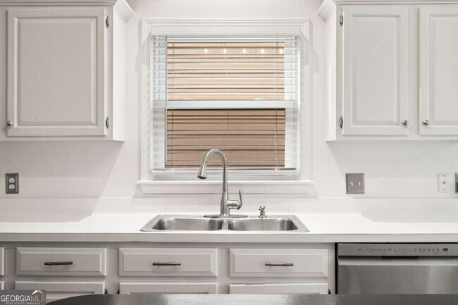 Building Photo - 529 Eastland Dr