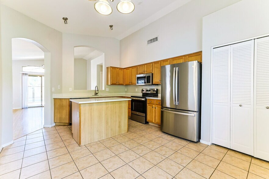 Building Photo - 1051 N San Benito Dr