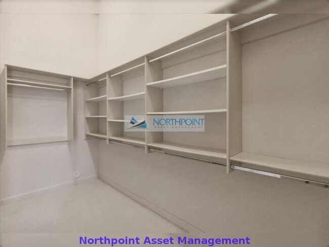Building Photo - 4 bed, 3 bath in a Must-Have location