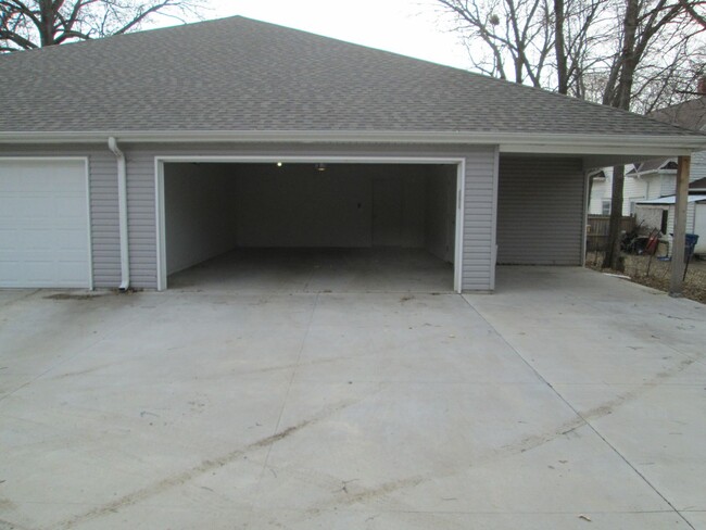 Building Photo - Madison Duplex