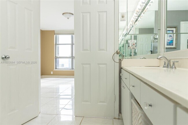 Building Photo - 3500 Mystic Pointe Dr