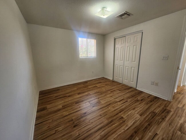 Building Photo - Two Bedroom One Bath Home!