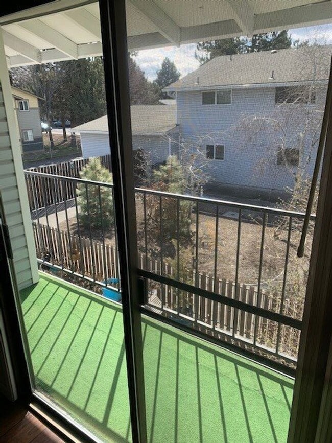Building Photo - 2 Bed/1 Bath SE Bend Condo with Single Car...